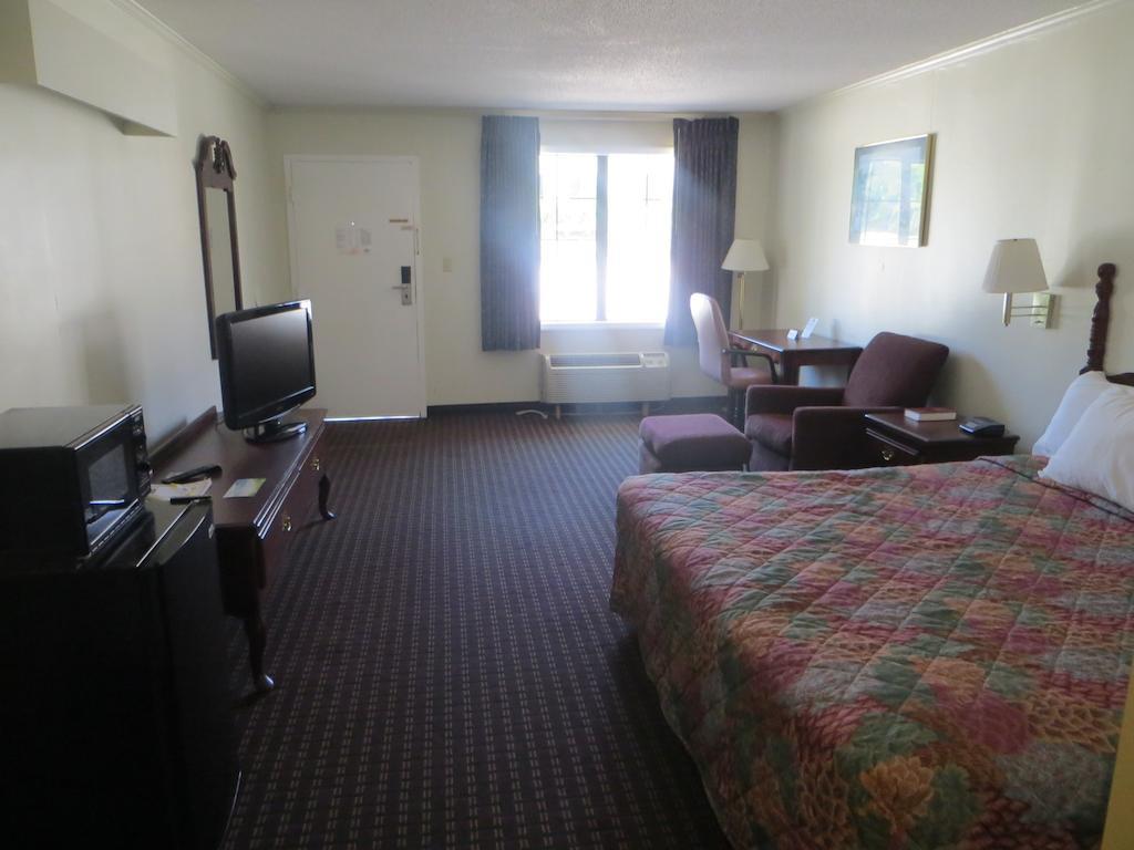 Days Inn Milledgeville Exterior photo